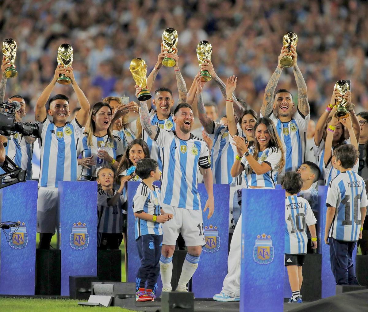  | Leo Messi y sus compañeros en los festejos del Monumental. Fuente: Instagram: @leomessi