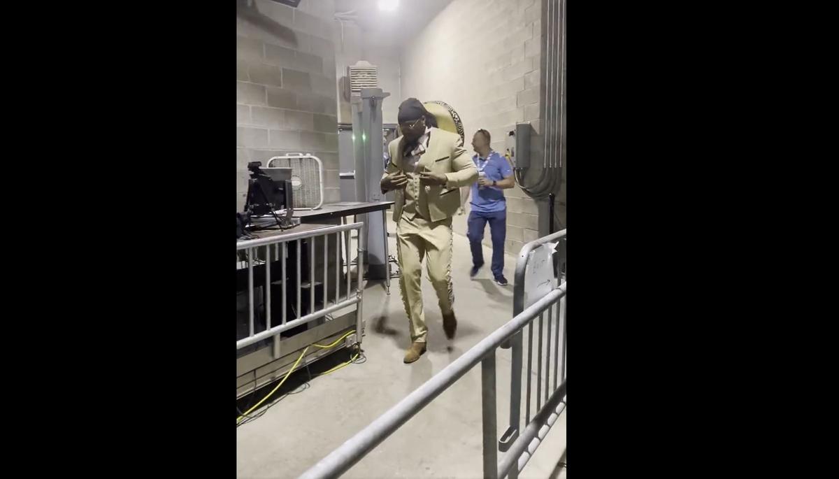 Derrick Henry llegó con un traje de lujo al Nissan Stadium. | Especial