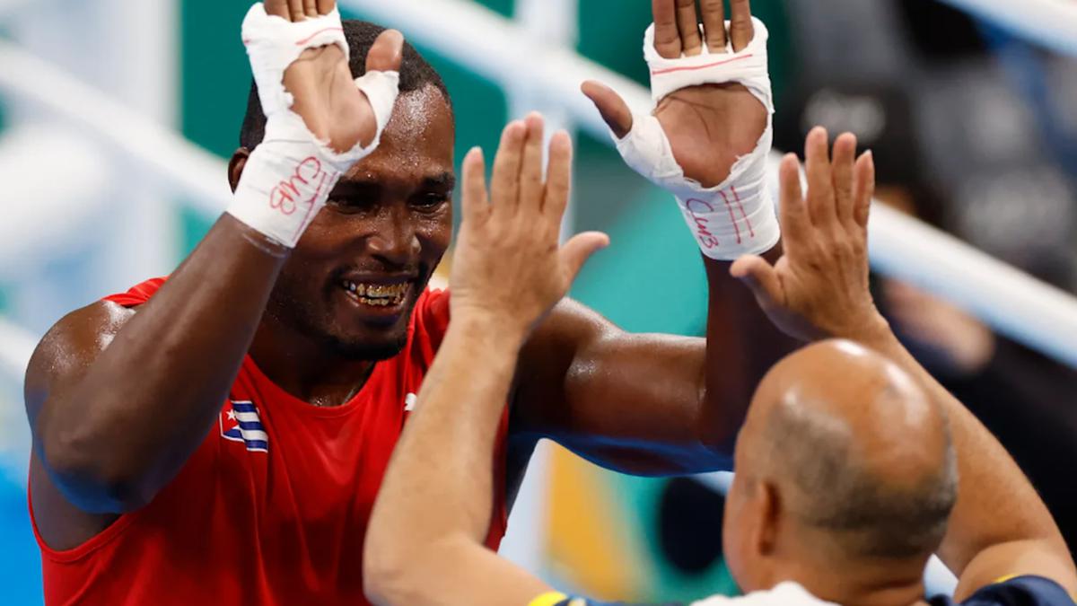 Boxeadores cubanos. | El bicampeón olímpico Julio La Cruz entrena en un pequeño gimnasio. (https://olympics.com/)