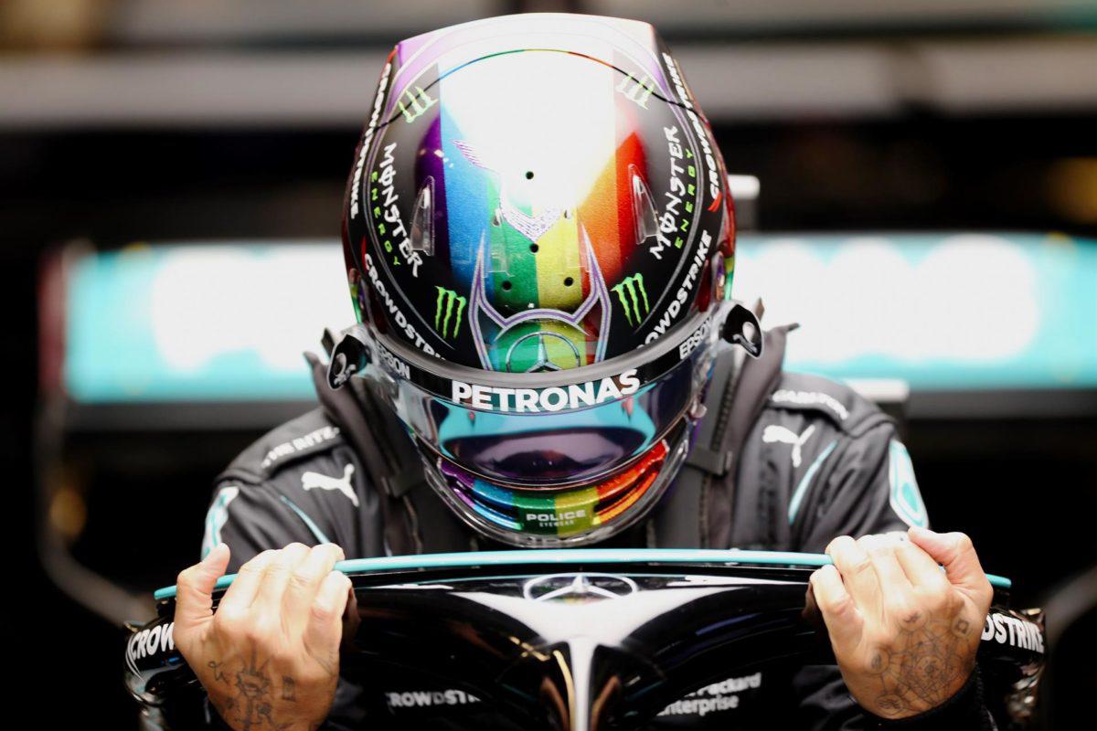  | El piloto británico de Fórmula Uno Lewis Hamilton sube a bordo de su monoplaza durante los entrenamientos libres para el Gran Premio de Abu Dabi. EFE