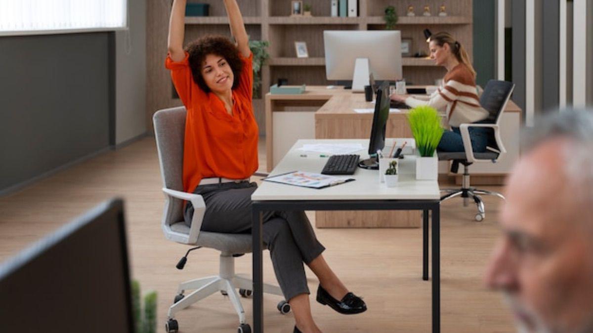2 formas de hacer ejercicio mientras trabajas en una oficina | Los beneficios de estos ejercicios van más allá del aspecto físico, ayudándote a sentirte más enérgico y alerta mientras enfrentas tus tareas diarias.